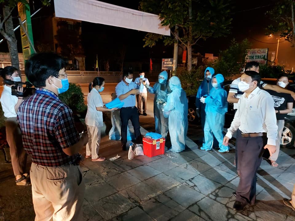 Tỉnh Nghệ An trắng đêm tiến hành truy vết F1, F2 đồng thời cách ly, lấy mẫu xét nghiệm, phun khử khuẩn toàn xã Quỳnh Lập.