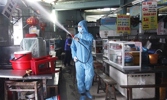 Lực lượng chuyên môn tiến hành phun khử khauanr Phun khử khuẩn toàn bộ khu vực chợ Đống Đa