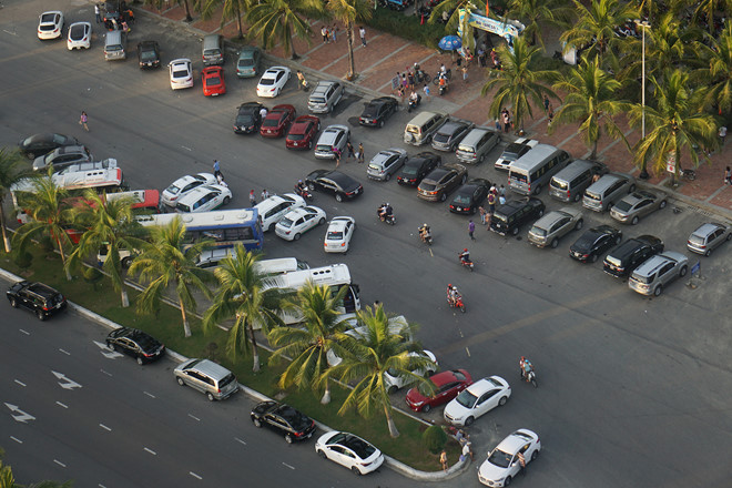 Lượng ô tô cá nhân tăng nhanh, cộng với xe ô tô du lịch đổ về khiến Đà Nẵng khan hiếm bãi đậu xe