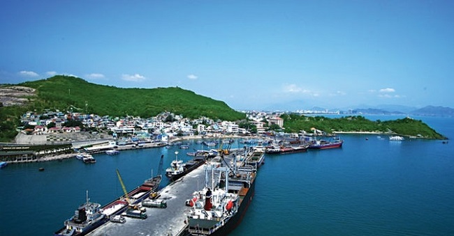 cảng Cam Ranh là một trong những cầu cảng lớn nhất tỉnh Khánh Hòa