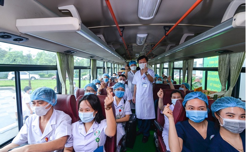 52 y bác sĩ lên đường đến Hà Tĩnh hỗ trợ chống dịch Covid-19.