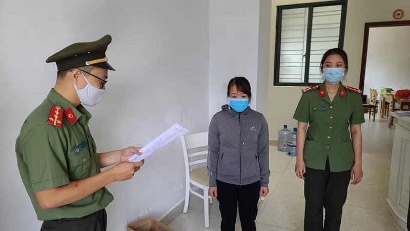 Công an đọc lệnh bắt Nguyễn Thị Kim Anh