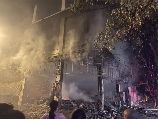 Vụ cháy lớn thiêu rụi căn nhà 3 tầng, khiến 6 người tử vong tạ