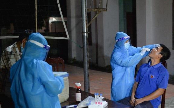 Ngành y tế Nghệ An lấy mẫu xét nghiệm cho người dân huyện Diễn Châu
