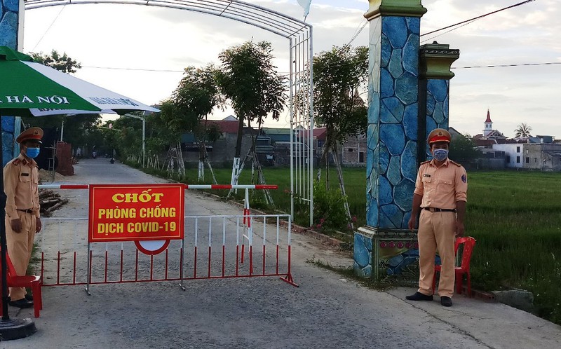 Chốt phòng chống dịch COVID-19 được lập rạng sáng 28-6 tại xã Thạch Long. 