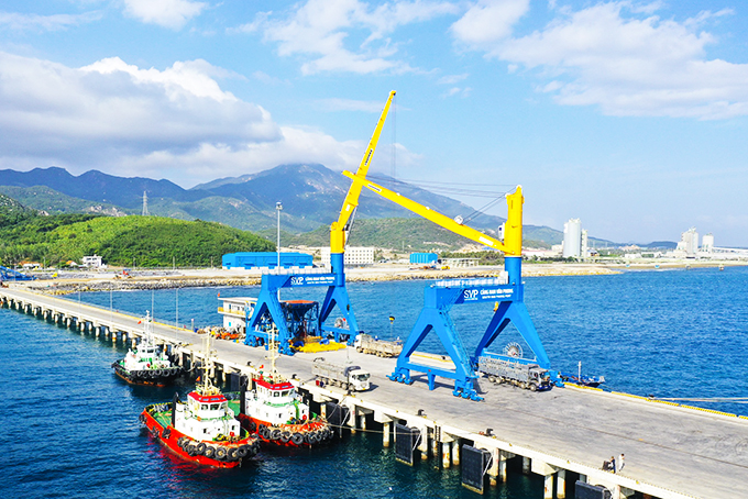 Một góc cảng lớn nhất tại Khu kinh tế Vân Phong, Khánh Hòa