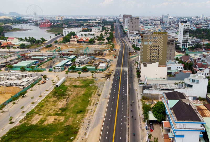 Đây là công trình giao thông có thiết kế nút giao khác mức, gồm 3 tầng là cầu vượt, đảo xuyến và hầm chui. Sau thời gian bị chậm tiến độ, mới đây lãnh đạo TP. Đà Nẵng đã yêu cầu công trình hoàn thành trước ngày 31/12/2021