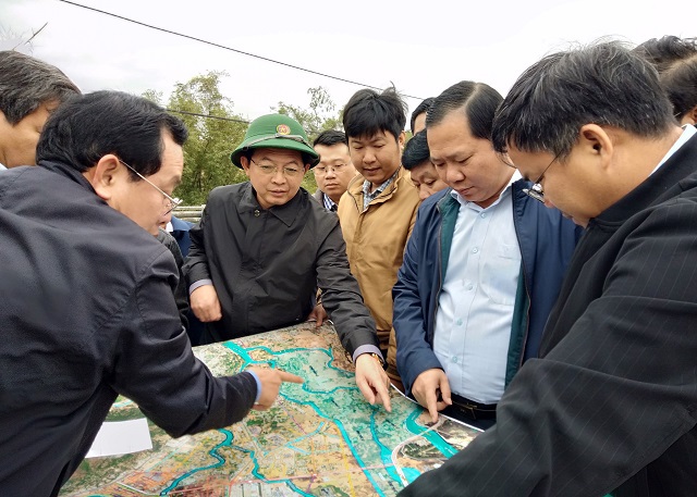 Bí Thư Tỉnh ủy Bình Định Hồ Quốc Dũng (đội mũ) và Chủ tịch UBND tỉnh Nguyễn Phi Long (thứ 2 phải) kiểm tra các vùng quy hoạch thực hiện Dự án cải tạo tiêu thoát lũ sông Dinh.