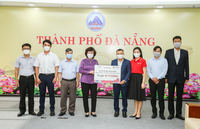 Lãnh đạo TP Đà Nẵng tiếp nhận số trang thiết bị y tế từ Quỹ An Sinh Sức Sống mới của BRG và SeABank.