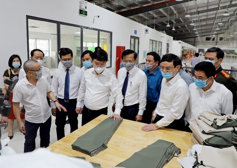 Lãnh đạo tỉnh Nghệ An thăm, động viên và tháo gỡ khó khăn do ảnh hưởng dịch Covid-19 cho doanh nghiệp dệt may ở Yên Thành.