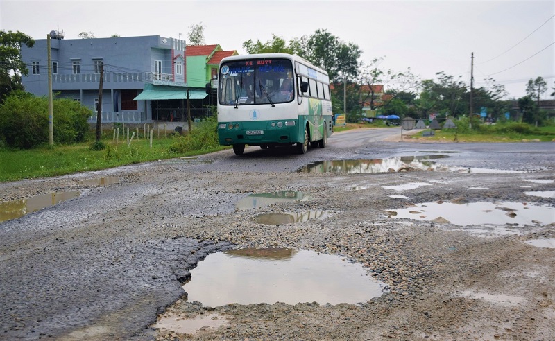 Quốc lộ 14E qua Quảng Nam nhiều đoạn xuống cấp nghiêm trọng