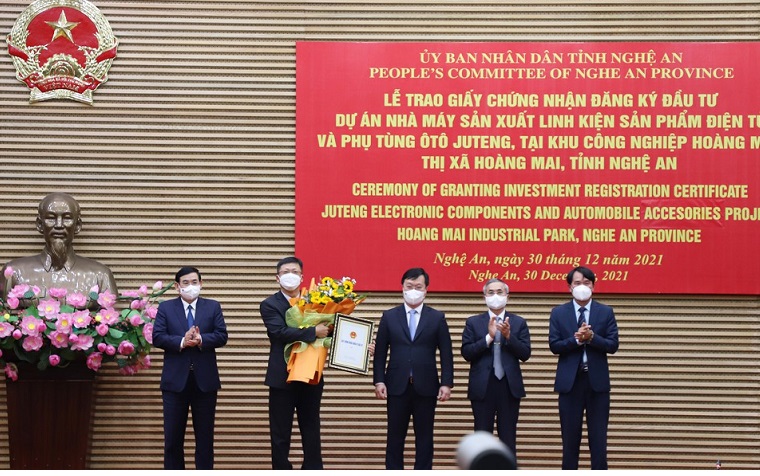 Chủ tịch UBND tỉnh Nghệ An Nguyễn Đức Trung (ở giữa) trao Giấy chứng nhận đăng ký đầu tư cho đại diện Tập đoàn Ju Teng