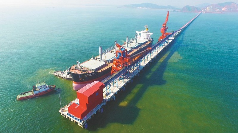 Cảng chuyên dùng xi măng The Vissai xã Nghi Thiết, huyện Nghi Lộc có diện tích sử dụng khoảng 407,15 ha đang là một 'cú huých' cho Nghệ An phát triển hệ thống hạ tầng cảng biển nhằm phát triển kinh tế khu vực. 