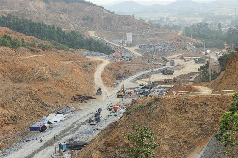 Dự án cao tốc Bắc - Nam đoạn qua Nghệ An đang được các nhà thầu gấp rút thi công