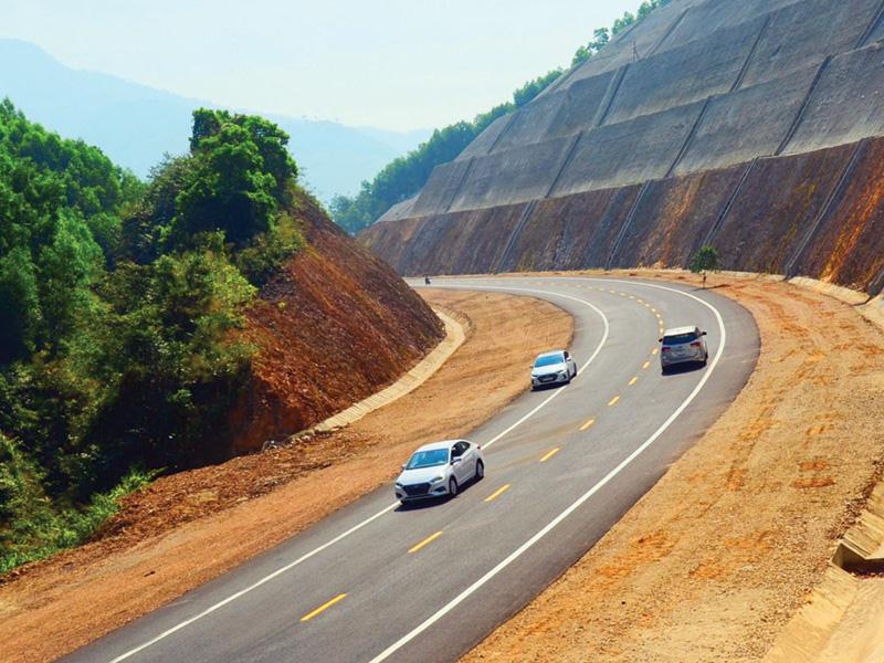 thành phần Cam Lộ - La Sơn đang triển khai thi công đảm bảo chất lượng, tiến độ và phấn đấu hoàn thành cơ bản trong năm 2021