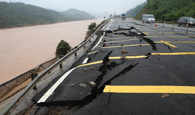  mưa lũ lớn tại Quảng Trị khiến nhiều tuyến giao thông bị sạt lở nghiêm trọng, nặng nhất tại huyện miền núi Đakrông của tỉnh Quảng Trị, nhiều điểm đất đá trên núi đổ xuống làm ách tắc giao thôn