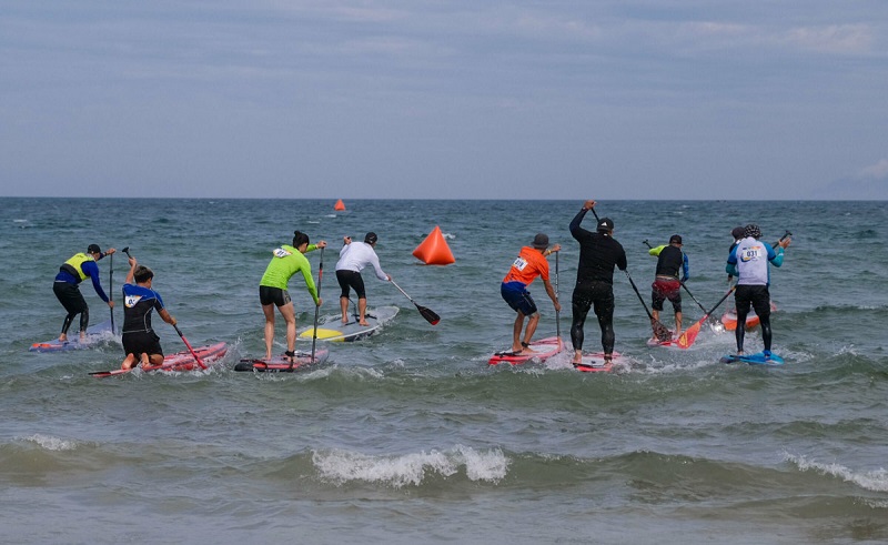 Tại bãi biển Mân Thái, trong chiều 29 và 30/4 có cuộc thi chèo SUP cự ly 1 km và 2km. Ngoài ra tại đây còn có hội thi bơi, biểu diễn múa lửa, DJ...