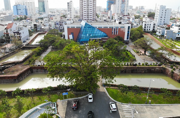 Thành Điện Hải trước là đồn Điện Hải, xây dựng năm 1813 (Gia Long thứ 12) gần cửa biển Đà Nẵng. Năm 1823 (Minh Mạng thứ 4) cho dời đồn Điện Hải vào bên trong đất liền, trên một gò đất cao. Đồn được xây bằng gạch.  Năm 1835 (Minh Mạng thứ 15) đồn đổi tên là thành Điện Hải.