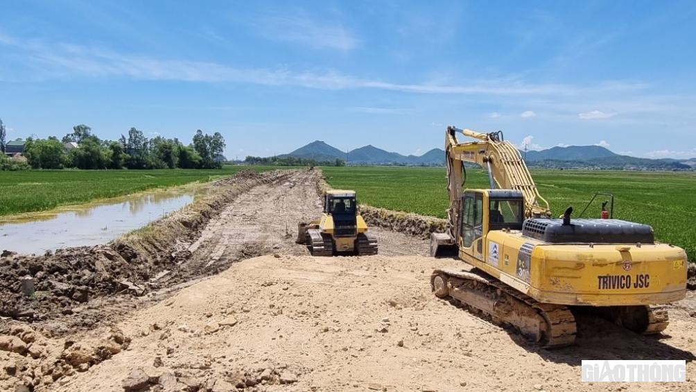 Là những vị trí kết nối trên tuyến chính cao tốc qua huyện Cẩm Xuyên và TP Hà Tĩnh nhằm đảm bảo sự phù hợp giữa tuyến cao tốc Bắc - Nam với các Dự án khác ở tỉnh này