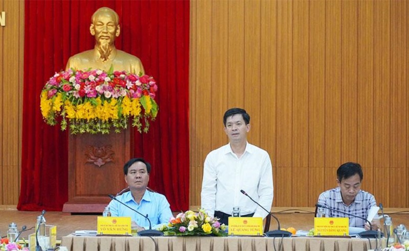 Đối với Dự án Cảng hàng không Quảng Trị, Bí thư Tỉnh ủy Lê Quang Tùng đề nghị đơn vị tư vấn tiếp thu ý kiến của các đồng chí trong Ban thường vụ Tỉnh uỷ, ý kiến của các chuyên gia để nghiên cứu điều chỉnh phù hợp nhất các nội dung liên quan trước khi trình hội đồng thẩm định liên ngành Trung ương và Bộ Giao thông Vận tải thẩm định hồ sơ Báo cáo nghiên cứu khả thi Dự án…