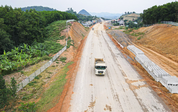 Bộ GTVT đề nghị các địa phương sớm ban hành đơn giá bồi thường đất, cây trồng, đẩy nhanh tiến độ GPMB để việc bàn giao mặt bằng cho Dự án cao tốc Bắc - Nam giai đoạn 2 được đảm bảo theo đúng yêu cầu tại Nghị quyết 18 của Chính phủ