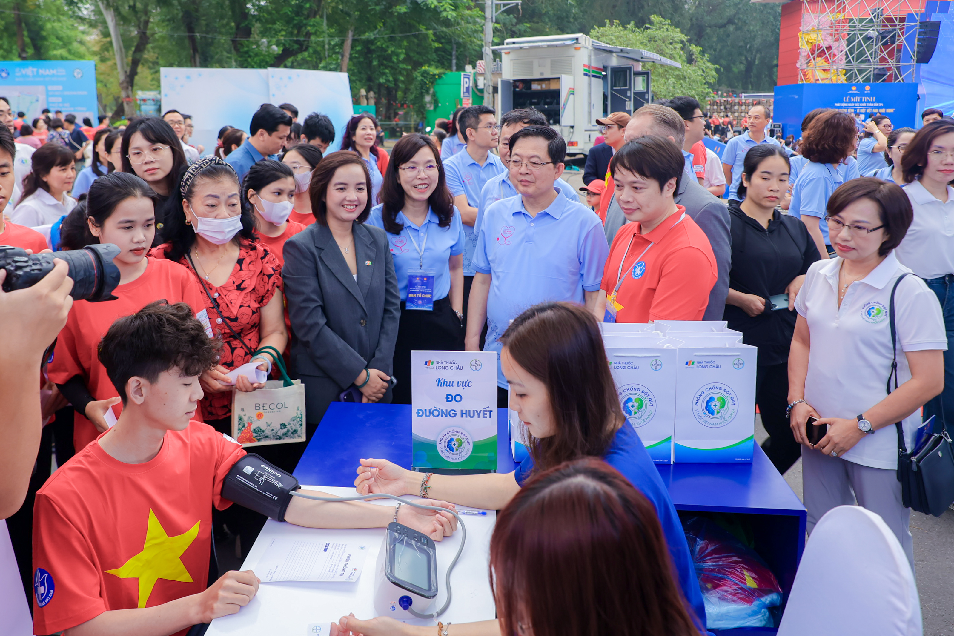 1. Ông Hồ Quốc Dũng - Phó Thủ tướng Chính phủ và Bà Nguyễn Đỗ Quyên - Phó Tổng Giám đốc FPT Retail kiêm Giám đốc Điều hành Hệ thống nhà thuốc và trung ta.jpg