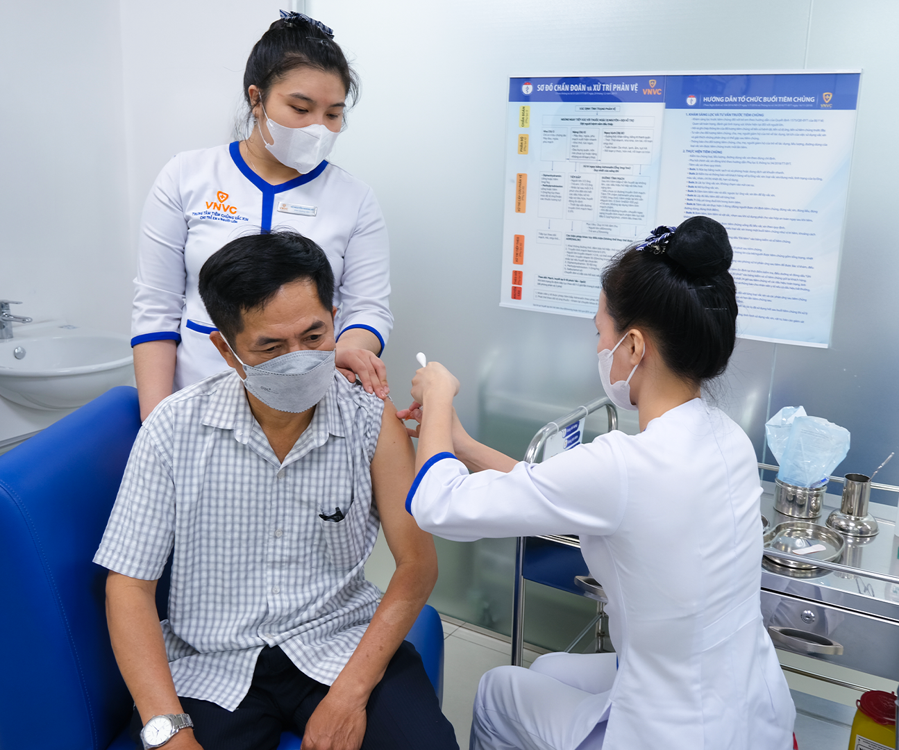 Người dân tiêm vắc xin não mô cầu tại VNVC.png