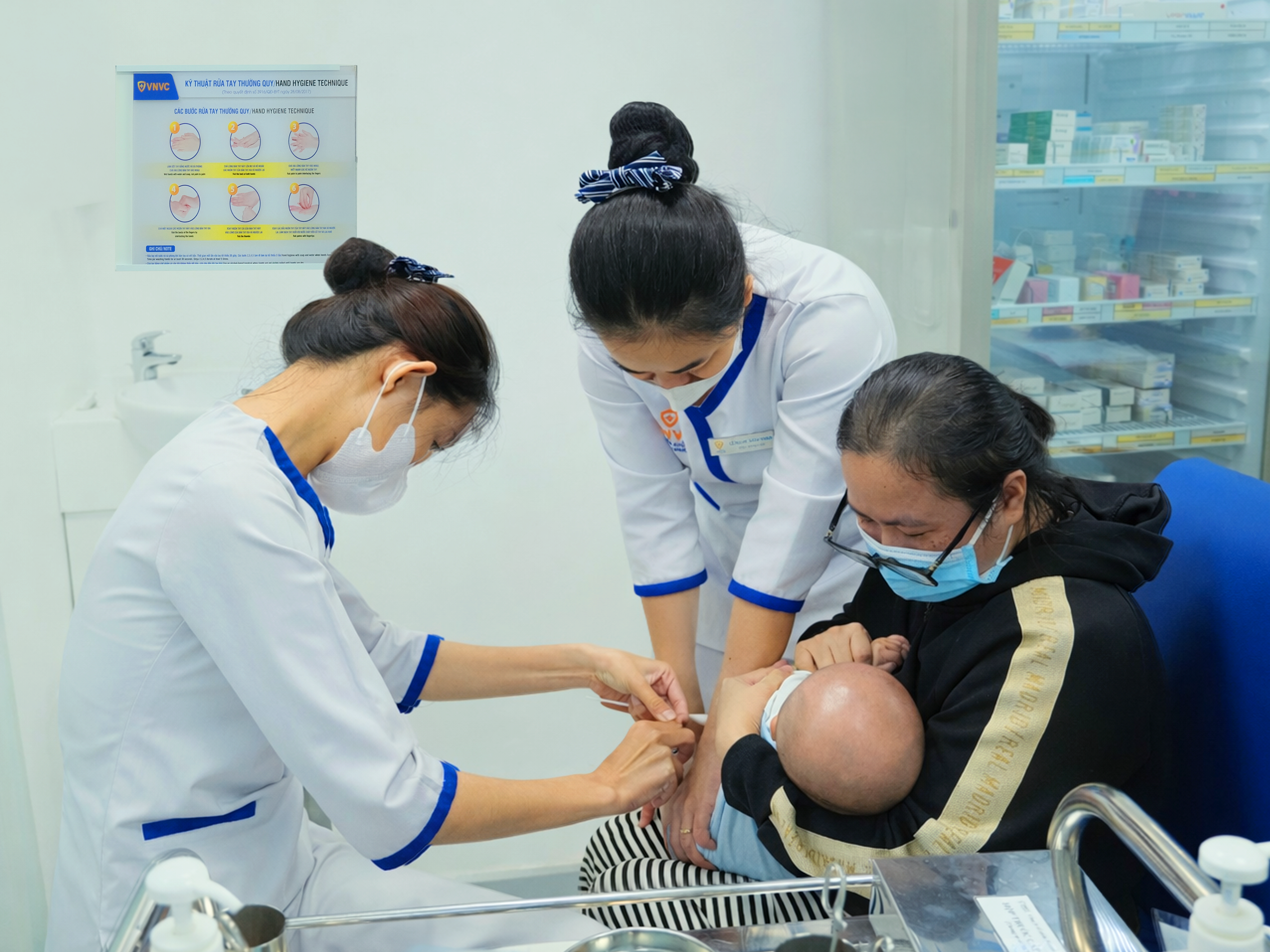 Phụ huynh đưa trẻ đi tiêm vắc xin não mô cầu tại VNVC.png