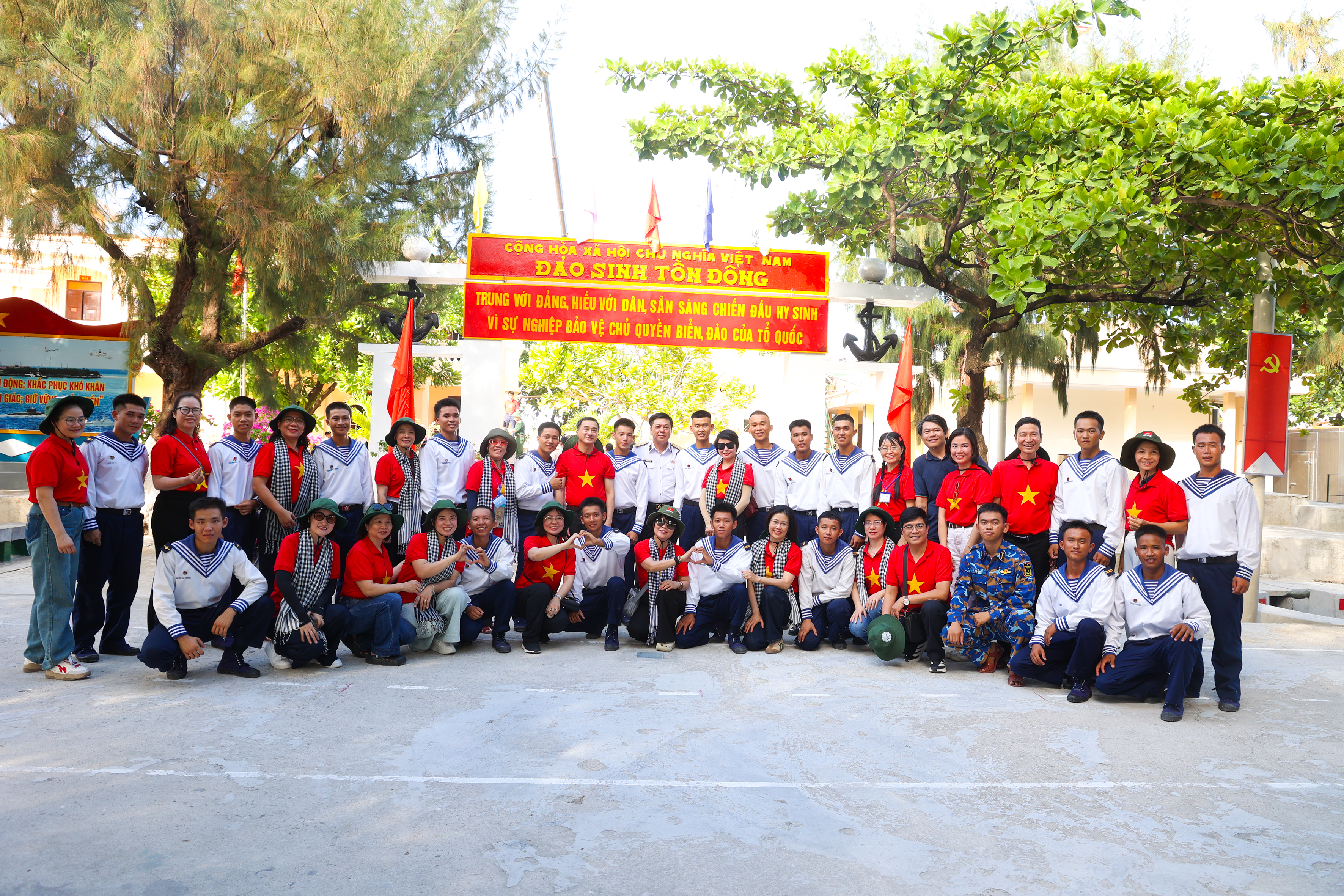Đoàn Công tác Bộ Y tế chụp ảnh lưu niệm tại Đảo Sinh Tồn Đông..JPG