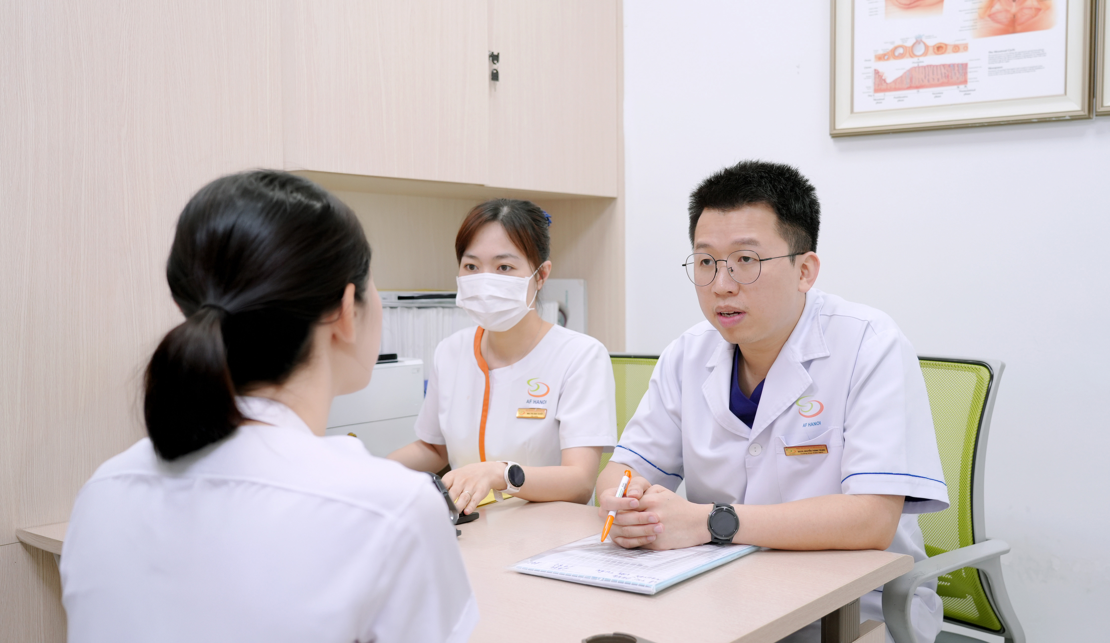 BSCKI Nguyễn Thành Trung - Trưởng khoa Khám bệnh tư vấn cho bệnh nhân đến thăm khám.jpg