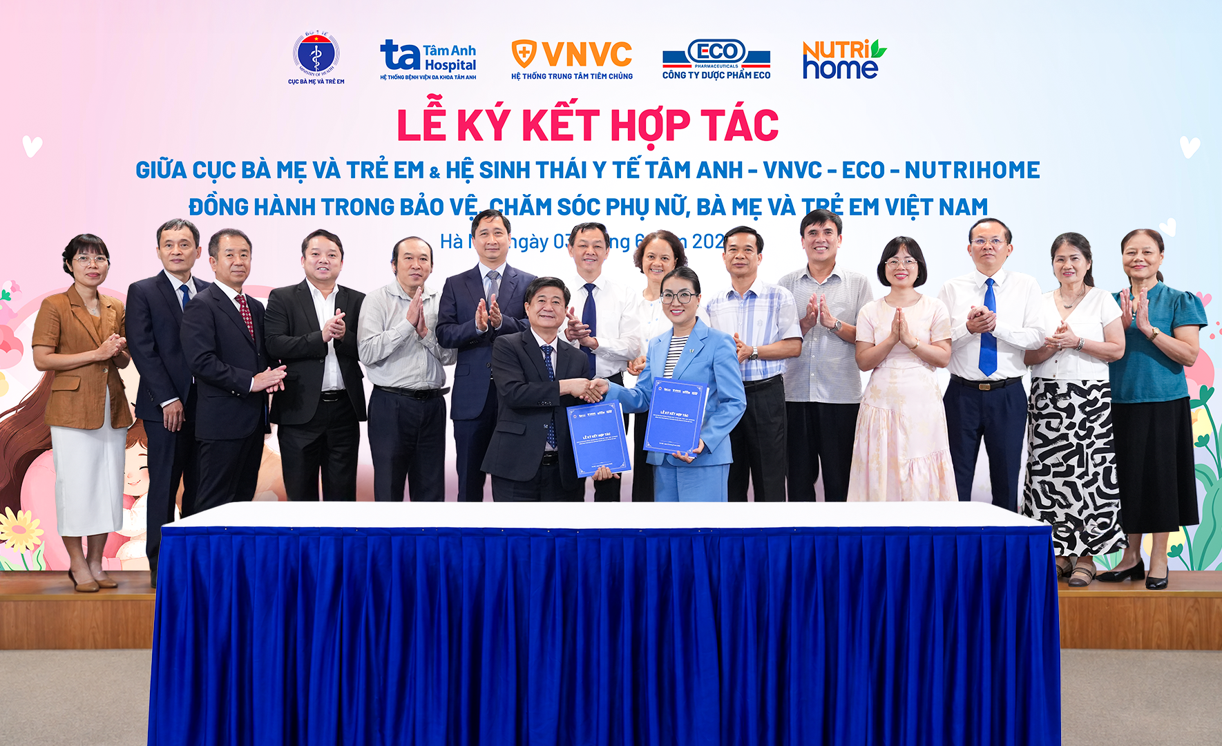 Ông Đinh Anh Tuấn, Cục trưởng Cục Bà mẹ và Trẻ em và bà Hà Thu Nga, Phó Chủ tịch HĐQT BVĐK Tâm Anh, Phó Tổng Giám đốc Công ty Cổ phần Vắc xin Việt Nam VNVC ký kết hợp tác nhằm tăng cườ.png