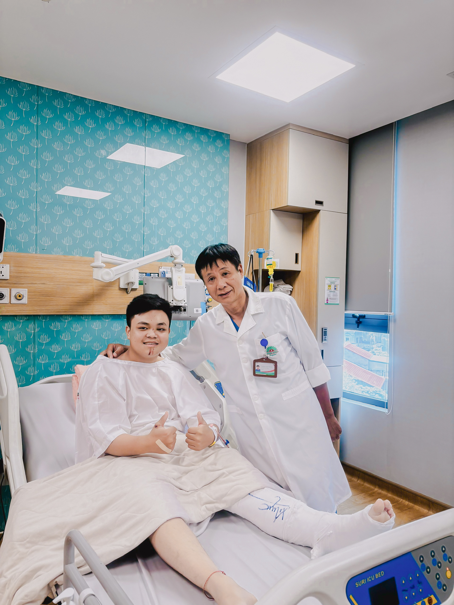Ảnh bệnh nhân chụp cùng BS Quang.jpg Ảnh bệnh nhân chụp cùng BS Quang.jpg