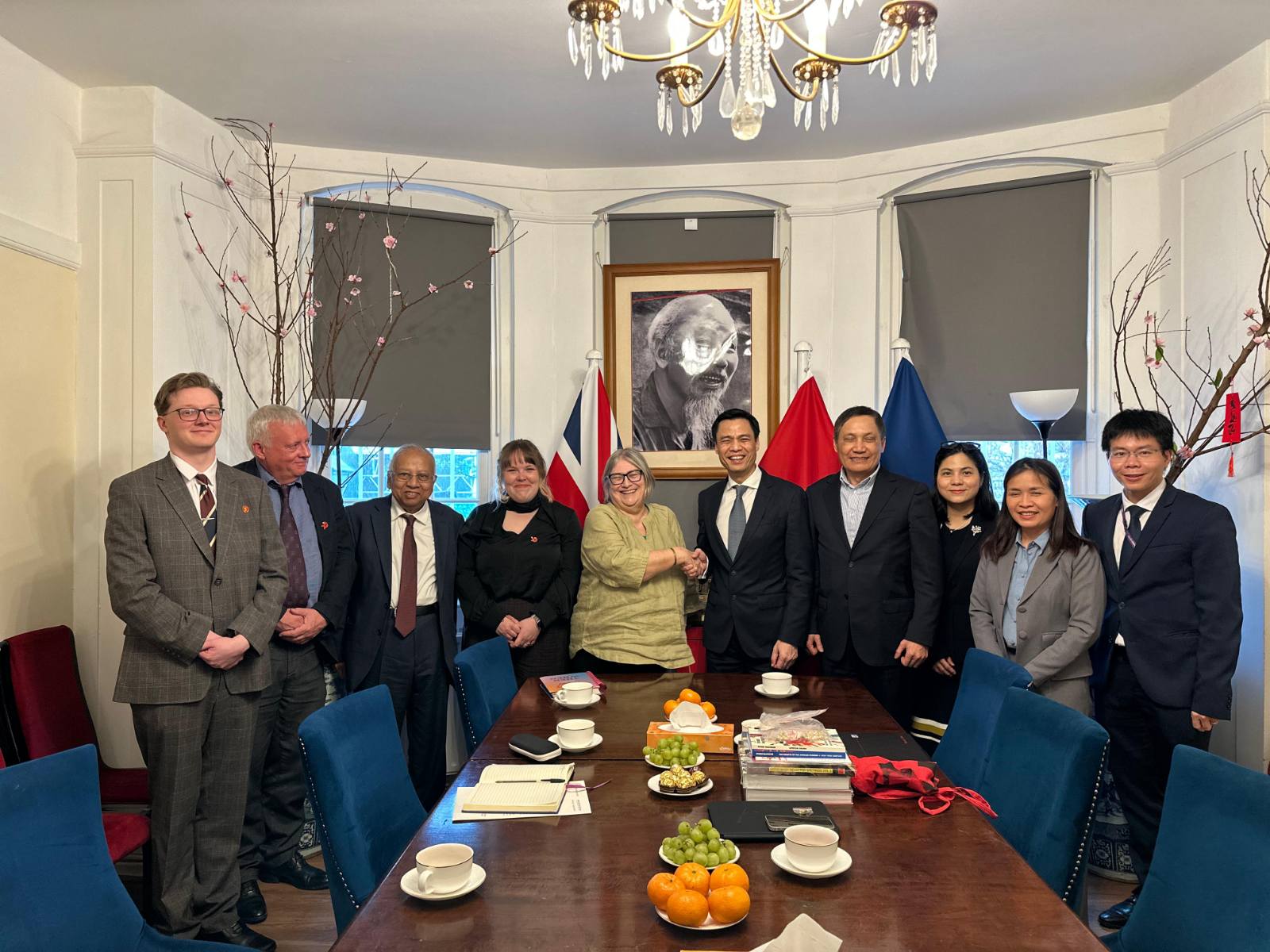 Thứ trưởng Đặng Hoàng Giang có cuộc gặp với Chủ tịch Đảng Cộng sản Anh Lorraine Douglas và một số đảng viên.jpg