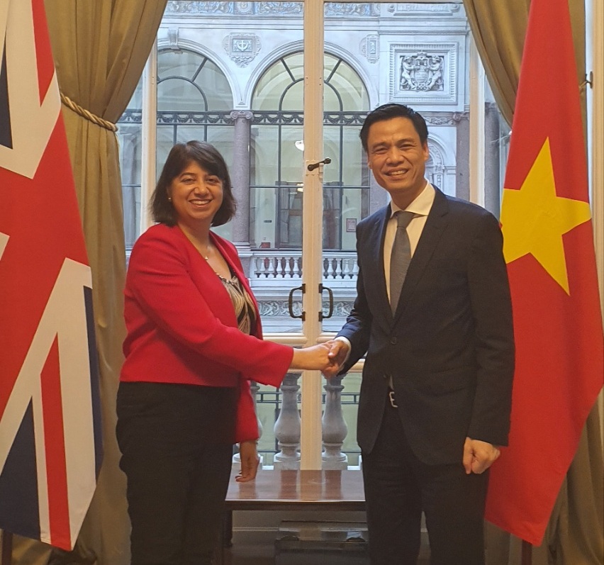 Thứ trưởng Ngoại giao Đặng Hoàng Giang gặp song phương Thứ trưởng Bộ Ngoại giao, Thịnh vượng và Phát triển Anh Seema Malhotra.jpg