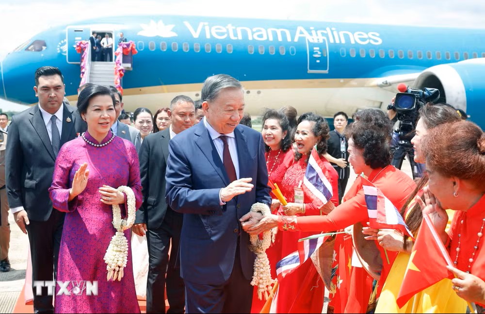 tong-bi-thu-chu-tich-nuoc-va-phu-nhan-bat-dau-chuyen-tham-chinh-thuc-thai-lan-4.jpg