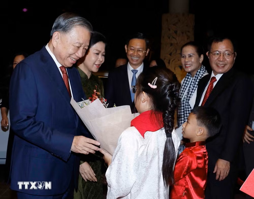 tong-bi-thu-chu-tich-nuoc-to-lam-va-phu-nhan-bat-dau-chuyen-tham-cap-nha-nuoc-toi-singapore5.jpg tong-bi-thu-chu-tich-nuoc-to-lam-va-phu-nhan-bat-dau-chuyen-tham-cap-nha-nuoc-toi-singapore5.jpg