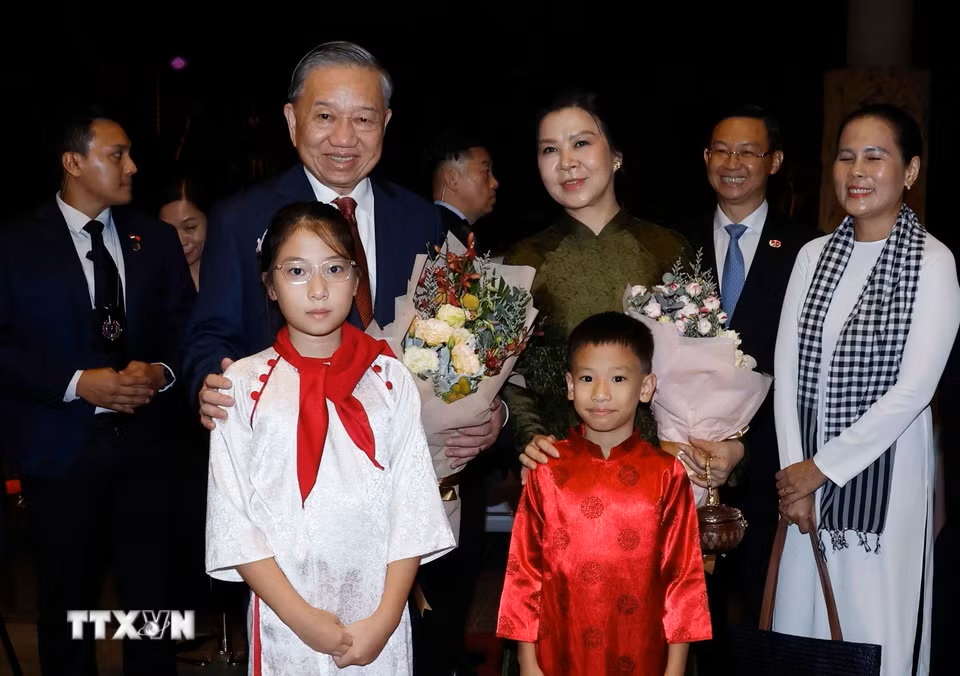 tong-bi-thu-chu-tich-nuoc-to-lam-va-phu-nhan-bat-dau-chuyen-tham-cap-nha-nuoc-toi-singapore6.jpg tong-bi-thu-chu-tich-nuoc-to-lam-va-phu-nhan-bat-dau-chuyen-tham-cap-nha-nuoc-toi-singapore6.jpg