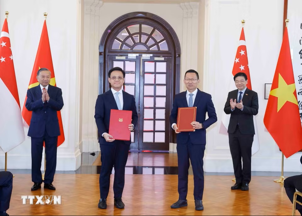 tong-bi-thu-chu-tich-nuoc-to-lam-va-thu-tuong-singapore-chung-kien-le-trao-van-kien-hop-tac-giua-hai-nuoc-29-3.jpg