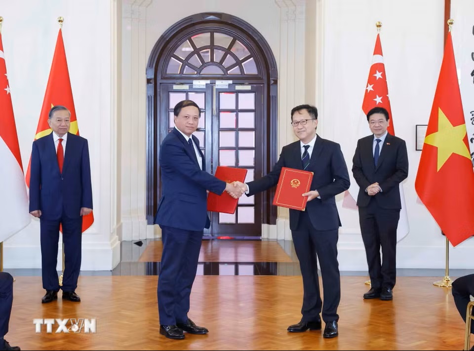 tong-bi-thu-chu-tich-nuoc-to-lam-va-thu-tuong-singapore-chung-kien-le-trao-van-kien-hop-tac-giua-hai-nuoc-29-4.jpg