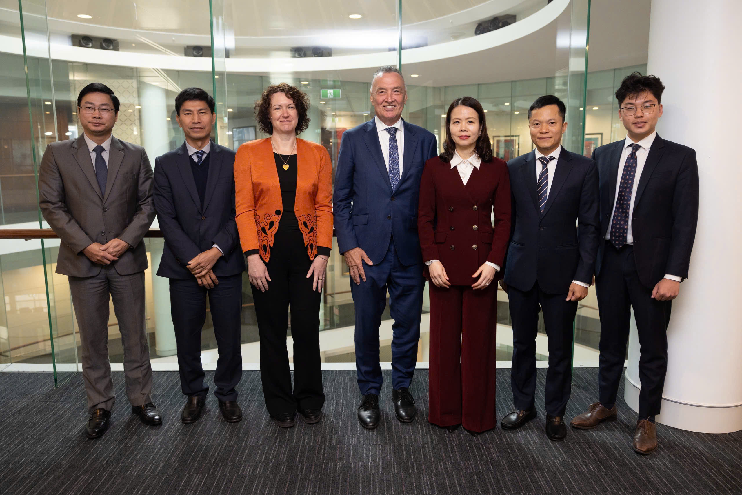 Gặp Chủ tịch điều hành Trung tâm nghiên cứu APEC Craig Emerson.jpg