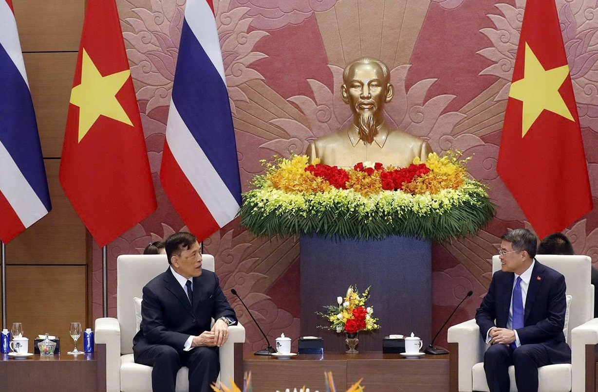 Thủ tướng L&ecirc; Minh Hưng hội kiến Nh&agrave; vua Vương quốc Th&aacute;i Lan Maha Vajiralongkorn Phra Vajiraklaochaoyuhua v&agrave; Ho&agrave;ng hậu. (Ảnh: Dương Giang/TTXVN)