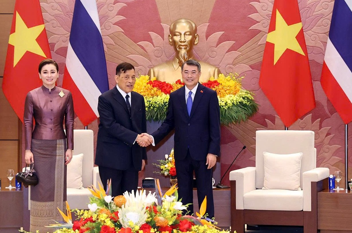 Thủ tướng L&ecirc; Minh Hưng hội kiến Nh&agrave; vua Vương quốc Th&aacute;i Lan Maha Vajiralongkorn Phra Vajiraklaochaoyuhua v&agrave; Ho&agrave;ng hậu. (Ảnh: Dương Giang/TTXVN)