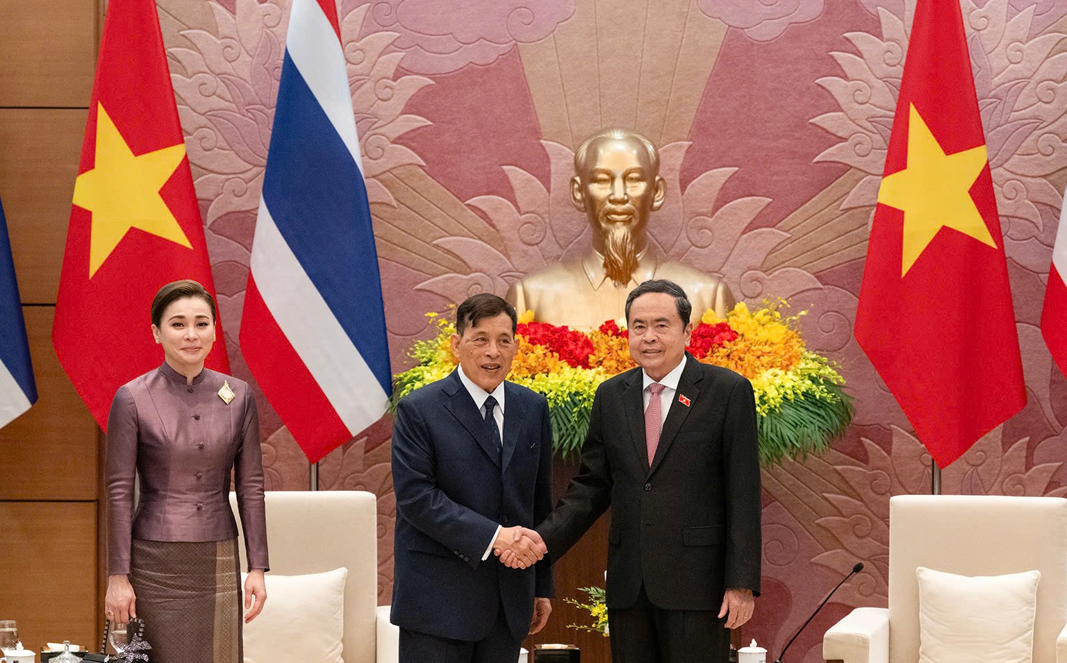 Chủ tịch Quốc hội Trần Thanh Mẫn hội kiến Nh&agrave; vua Th&aacute;i Lan Maha Vajiralongkorn Phra Vajiraklaochaoyuhua v&agrave; Ho&agrave;ng hậu. (Ảnh: Do&atilde;n Tấn/TTXVN)