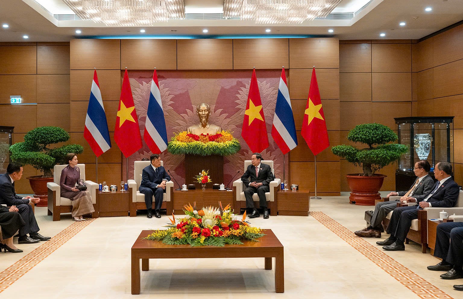 Chủ tịch Quốc hội Trần Thanh Mẫn hội kiến Nh&agrave; vua Th&aacute;i Lan Maha Vajiralongkorn Phra Vajiraklaochaoyuhua v&agrave; Ho&agrave;ng hậu. (Ảnh: Do&atilde;n Tấn/TTXVN)