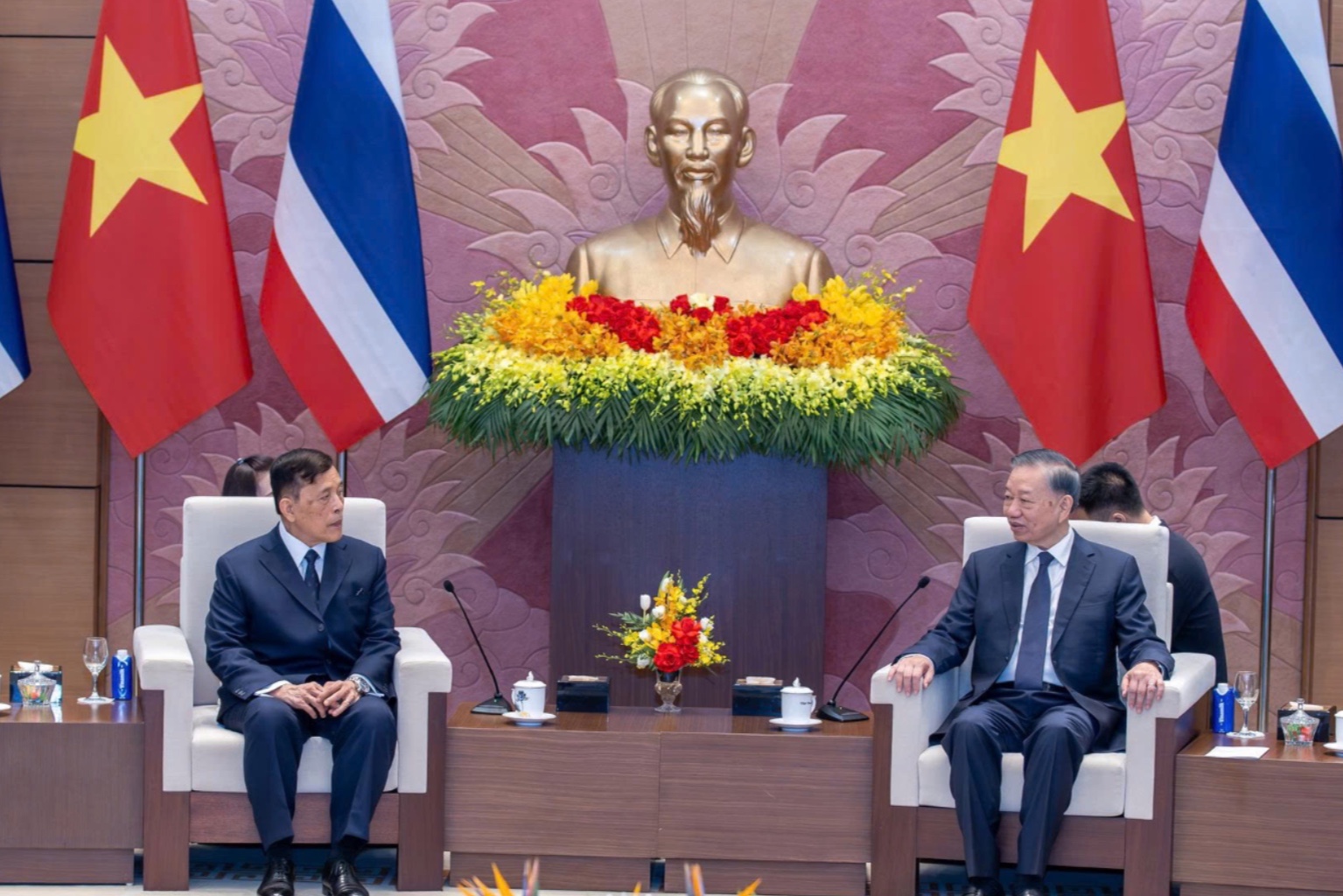 Tổng B&iacute; thư, Chủ tịch nước T&ocirc; L&acirc;m hội đ&agrave;m với Nh&agrave; Vua Th&aacute;i Lan.