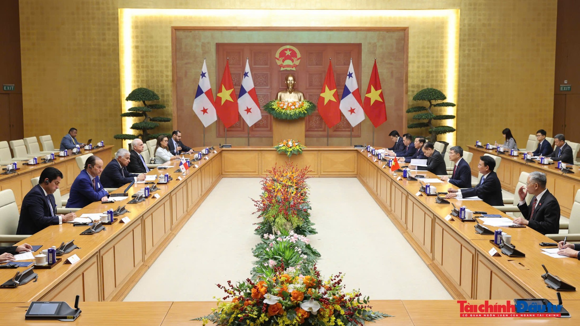 Thủ tướng L&ecirc; Minh Hưng hội kiến Tổng thống Panama Jos&eacute; Ra&uacute;l Mulino