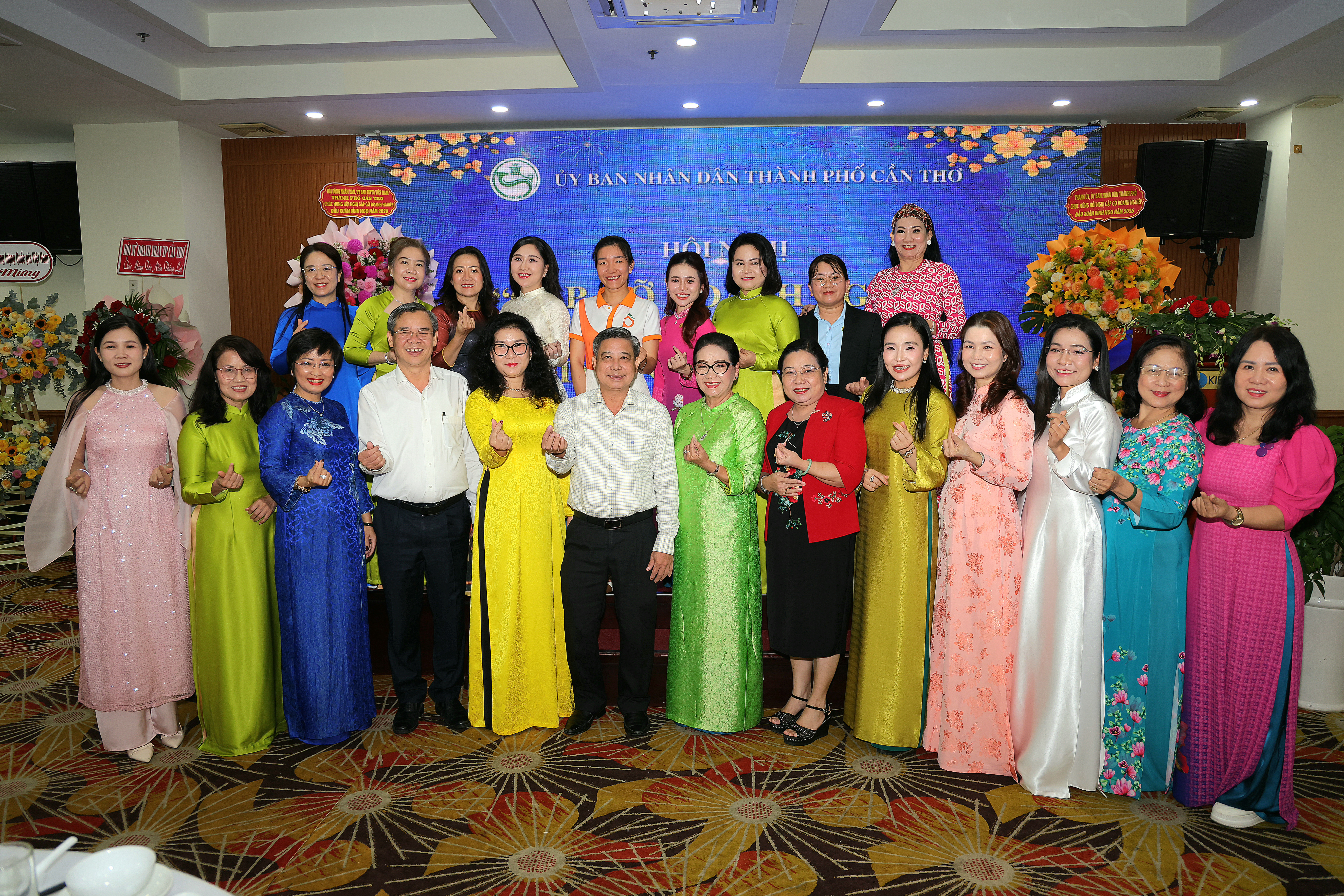 L&atilde;nh đạo TP. Cần Thơ chụp ảnh c&ugrave;ng đại biểu tham dự Hội nghị. Ảnh_ Phạm Trung.jpg