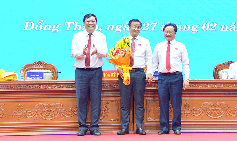 Lãnh đạo UBND tỉnh Đồng Tháp tặng hoa chúc mừng ông Nguyễn Phước Thiện (giữa).jpg Lãnh đạo UBND tỉnh Đồng Tháp tặng hoa chúc mừng ông Nguyễn Phước Thiện (giữa).jpg