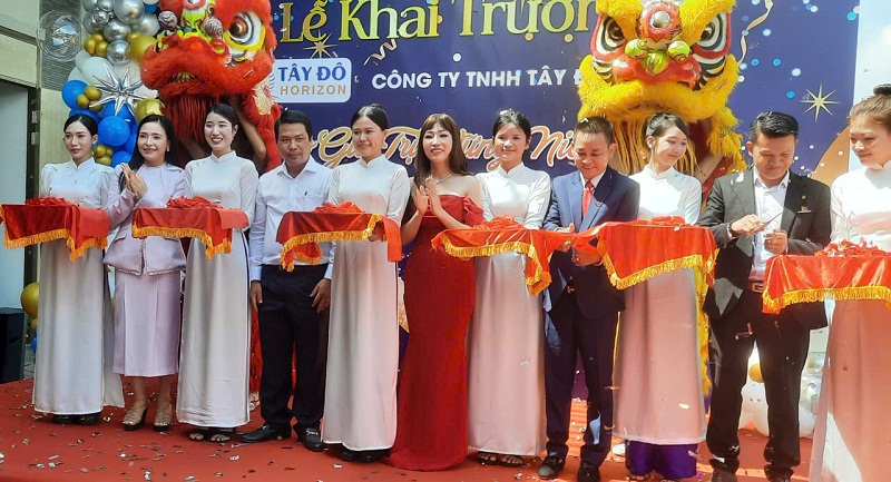 Đại biểu thực hiện nghi thức khai trương C&ocirc;ng ty TNHH T&acirc;y Đ&ocirc; Horizon.jpg