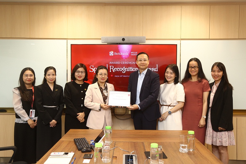 Dai dien SeABank nhan giai thuong Special Recognition Award 2024-2025 tu Wells Fargo.JPG